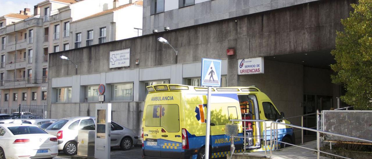 Una ambulancia en el acceso al centro de salud de Lalín.