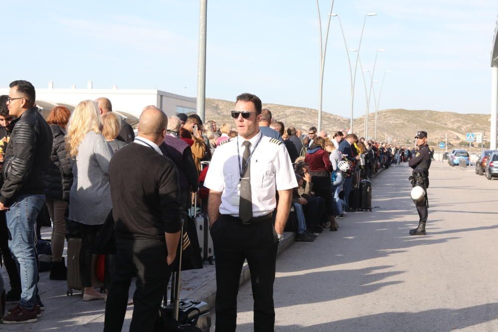 Los pasajeros desalojados de la terminal