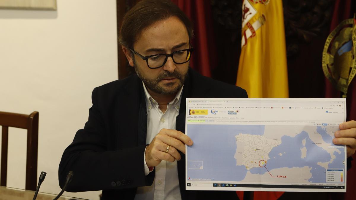Isidro Abellán muestra un mapa del Ministerio de Hacienda donde aparece señalado Lorca como uno de los municipios más morosos.