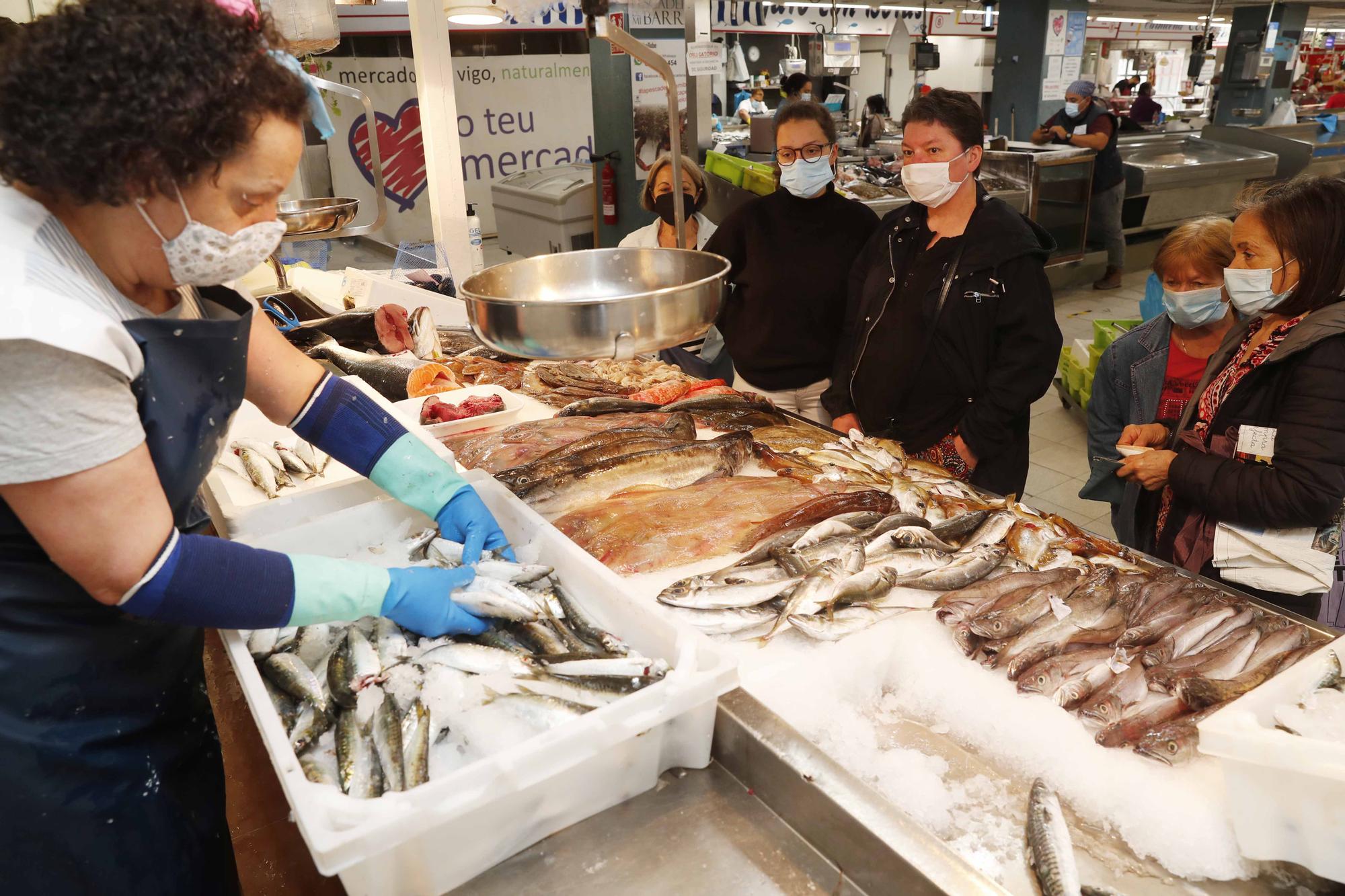 Noche de San Juan, día de sardinas en el mercado de Teis