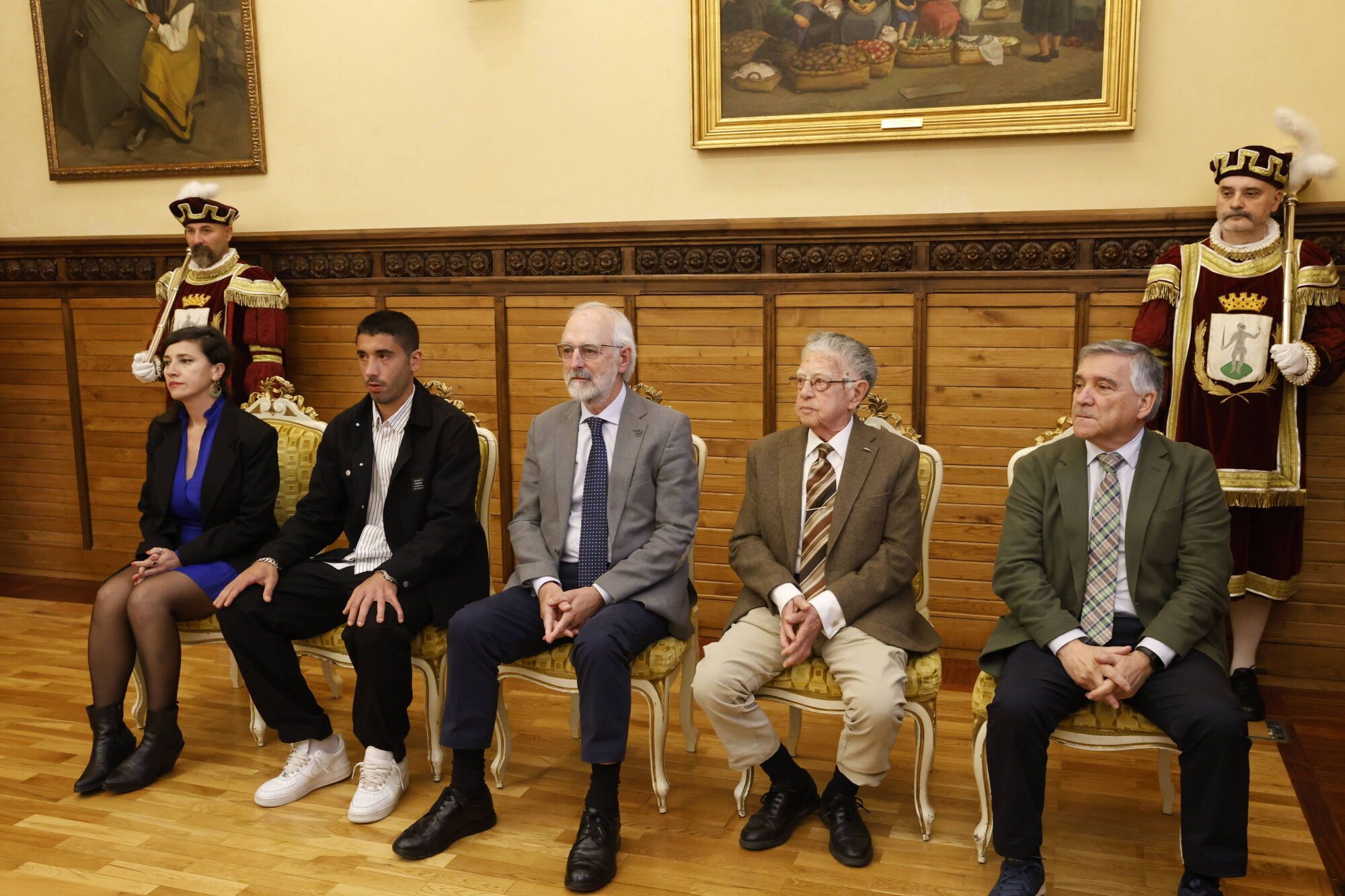 EN IMÁGENES: Gijón honra a sus vecinos ejemplares, ahora sí, tras la interrupción provocada por el apagón