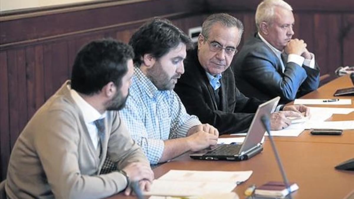 Los diputados Roger Torrent (ERC), Ferran Pedret (PSC), Celestino Corbacho, (PSC) y Santi Rodríguez (PPC), en la ponencia de la ley electoral, ayer.