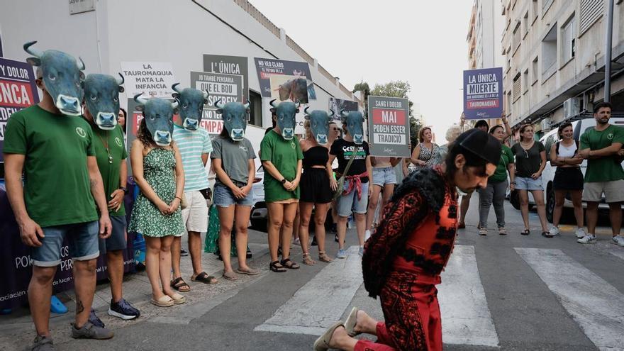 Decenas de personas protestan contra la tauromaquia ante la plaza de toros de Palma