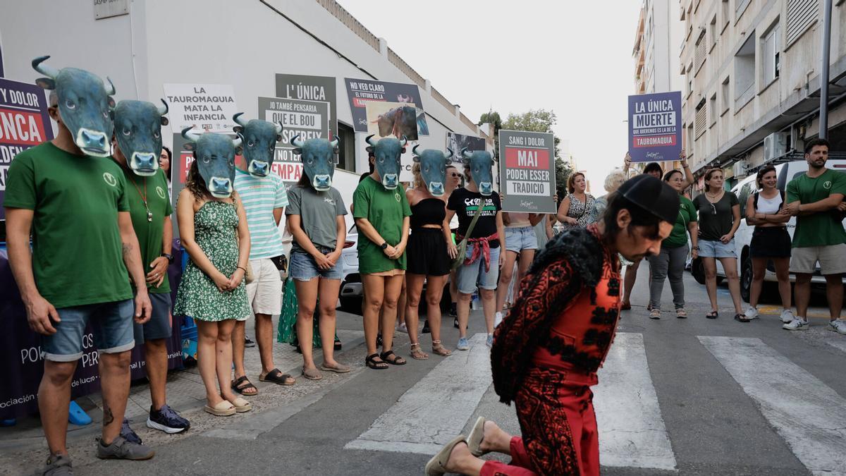 Decenas de personas protestan contra la tauromaquia ante la plaza de toros de Palma