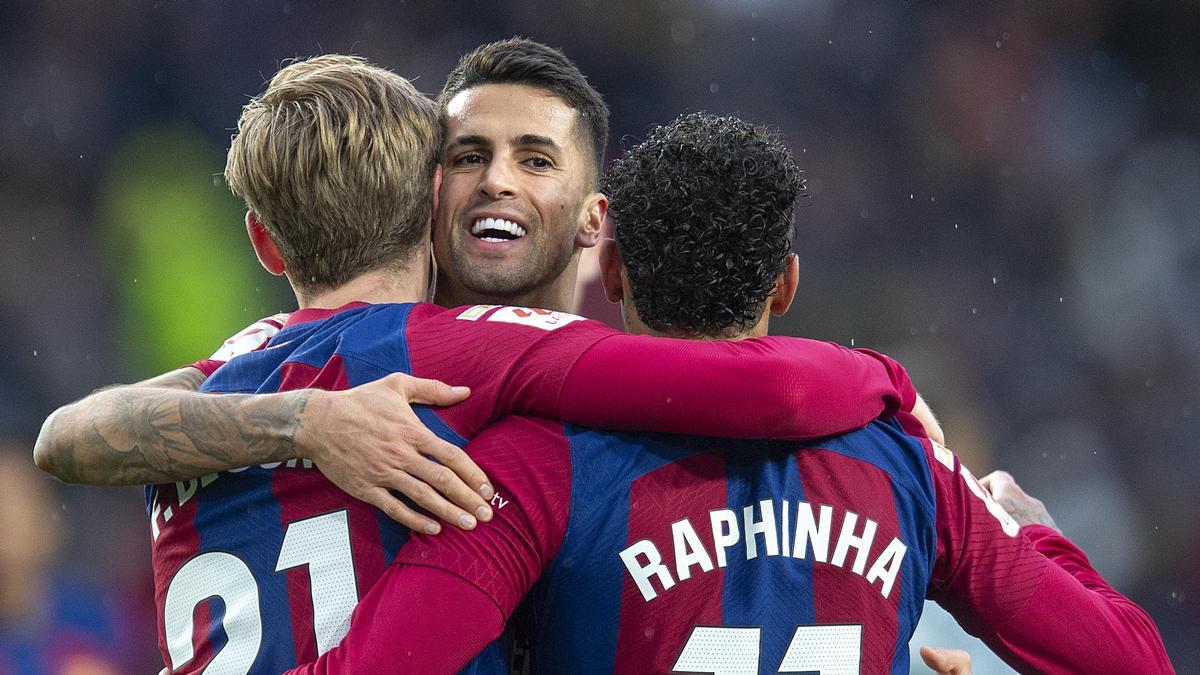 Cancelo, abrazado a De Jong y Raphinha, en su primera etapa en el Barça.