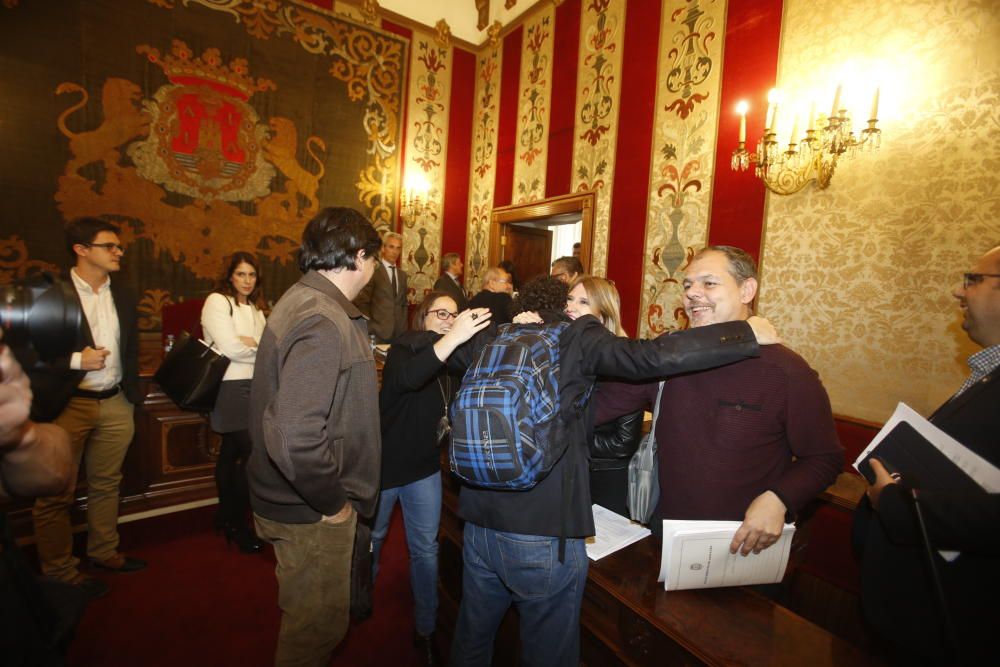 Los miembros de Guanyar se felicitan al finalizar el pleno