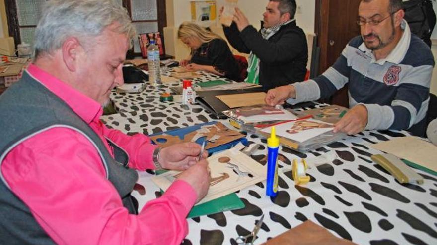 Los alumnos de Lola Lozano, en plena tarea. | mariola menéndez