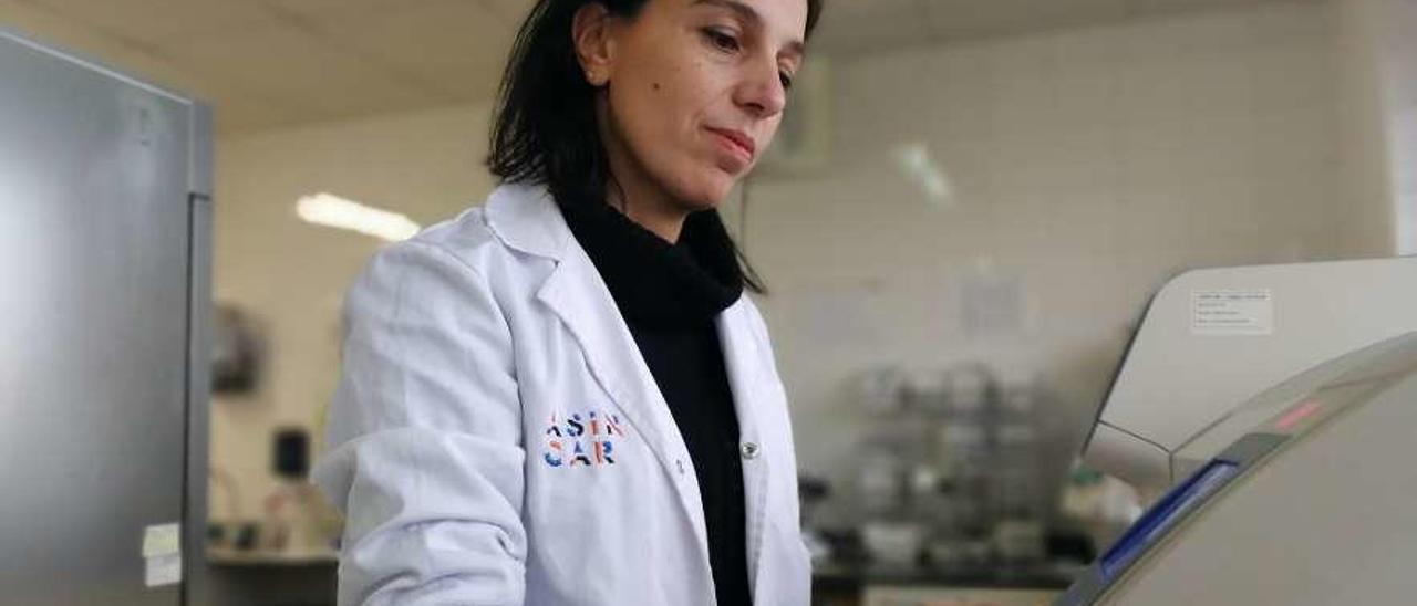 Natalia Prado en el laboratorio de Asincar en Noreña.