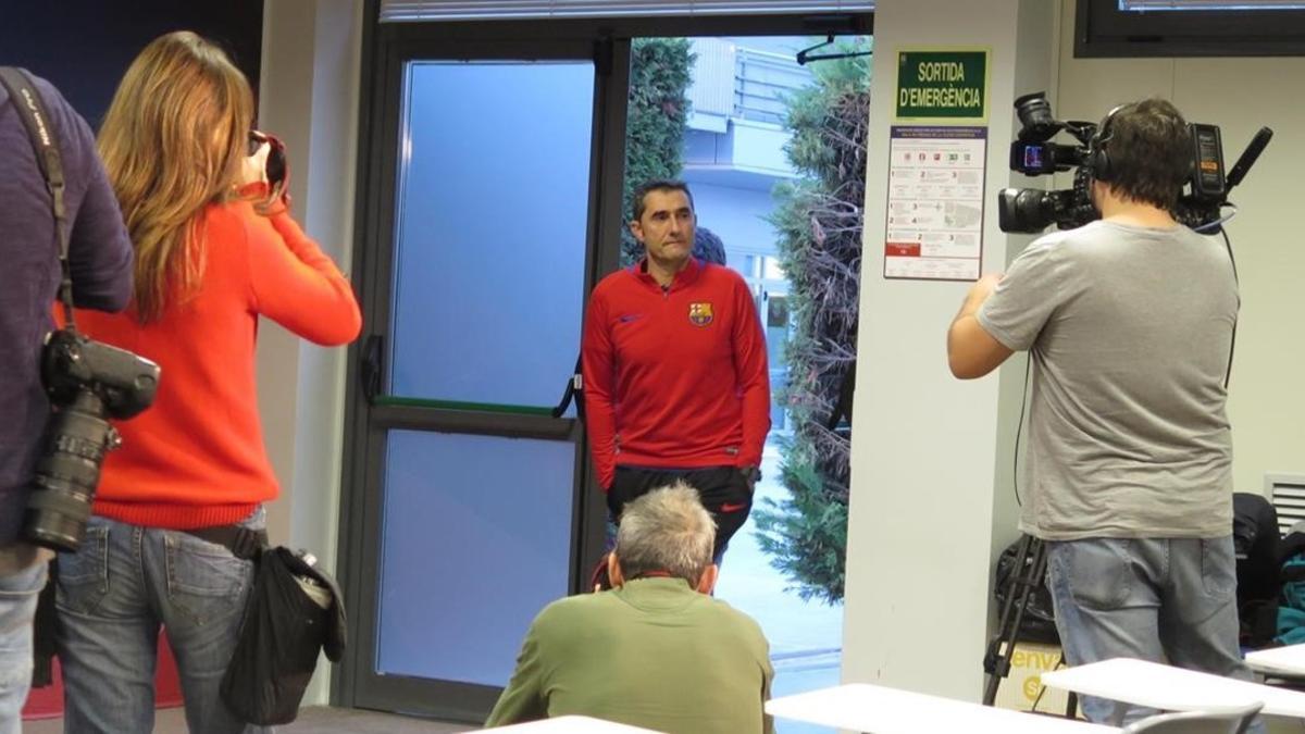 Ernesto Valverde, entrando en la sala de prensa de la Ciudad Deportiva Joan Gamper.