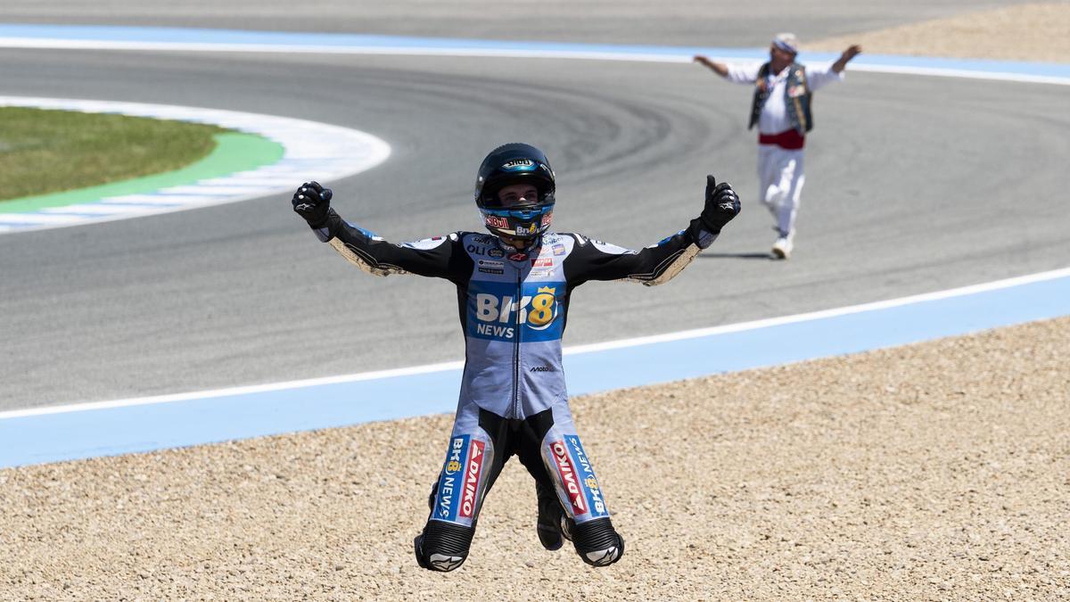 Àlex Márquez salta de alegría al llegar a Nieto-Peluqui, en Jerez, para celebrar ayer su primera victoria en MotoGP.