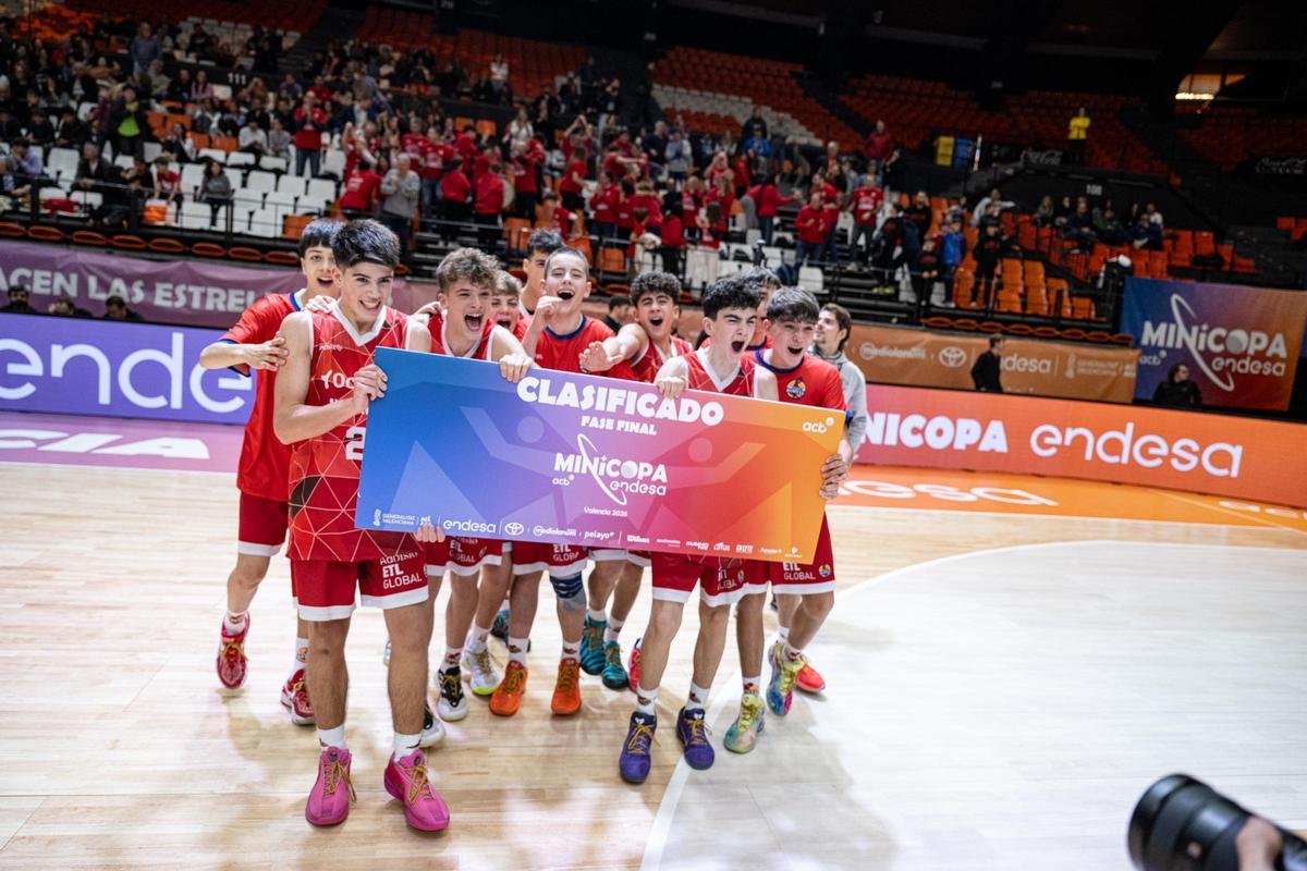 Els jugadors de l'Occident celebrant el bitllet a la fase final