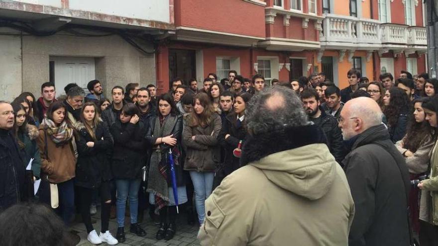 Charla explicativa a los alumnos de Arquitectura de la Universidad, ayer en la Rúa Xosé Monzo en Sada.