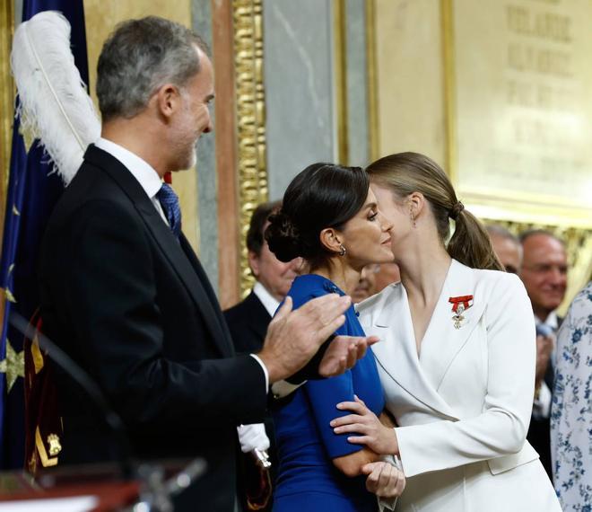 La princesa Leonor besa a su madre tras jurar la Constitución