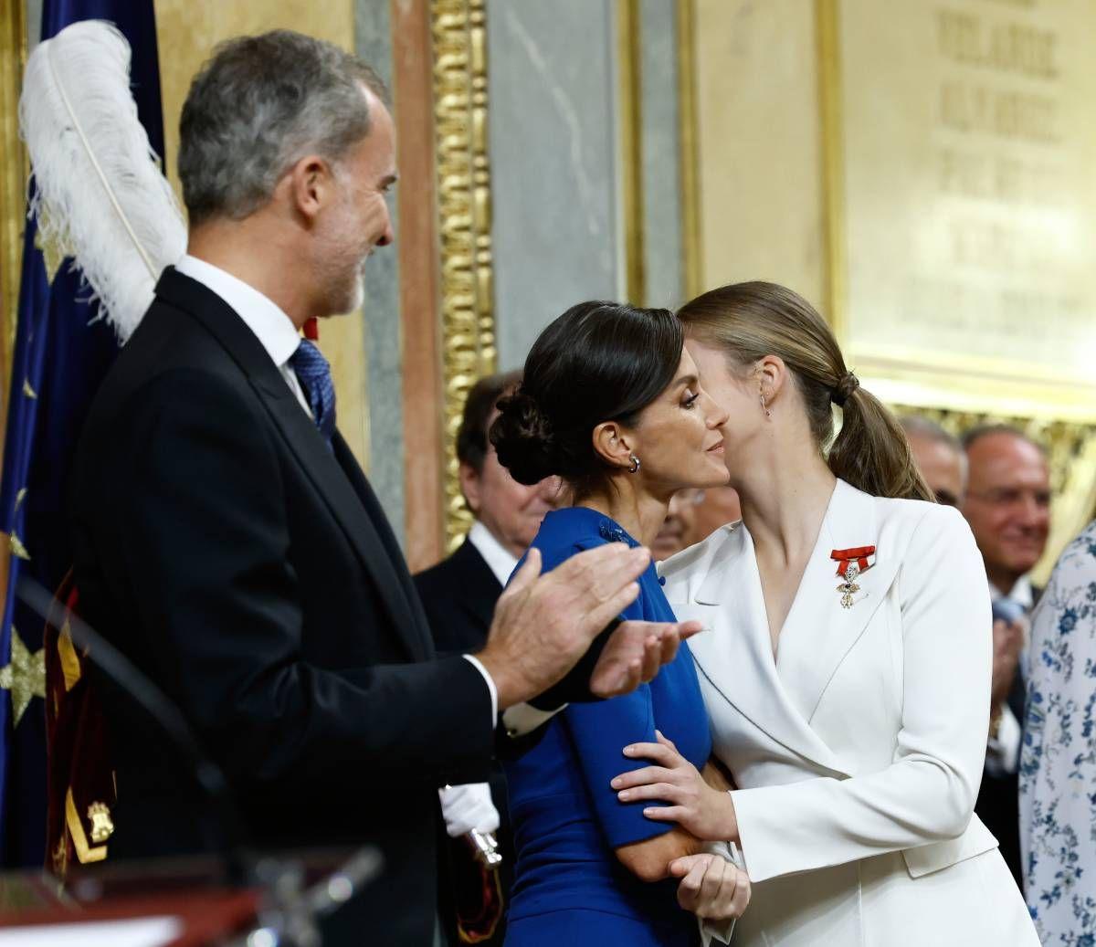 La princesa Leonor besa a su madre tras jurar la Constitución