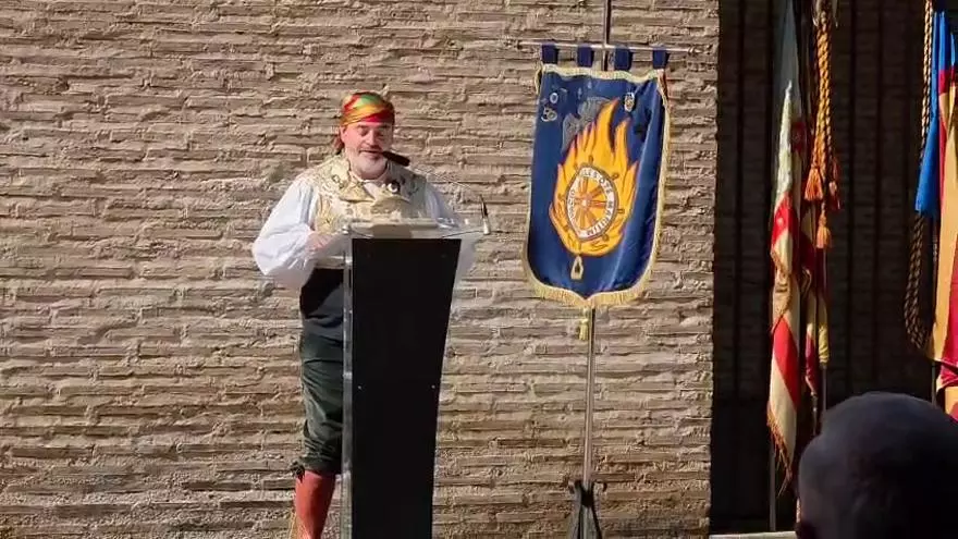 Las fallas del Marítim homenajean a la Senyera con Julián Carabantes en el recuerdo