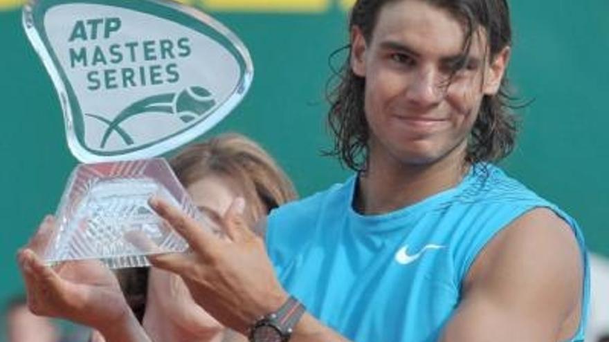 El tenista español Rafael Nadal posa con su trofeo tras conseguir la victoria frente al suizo Roger Federer en la final del Masters Series de Montecarlo en Roquebrune-Cap-Martin, Francia.