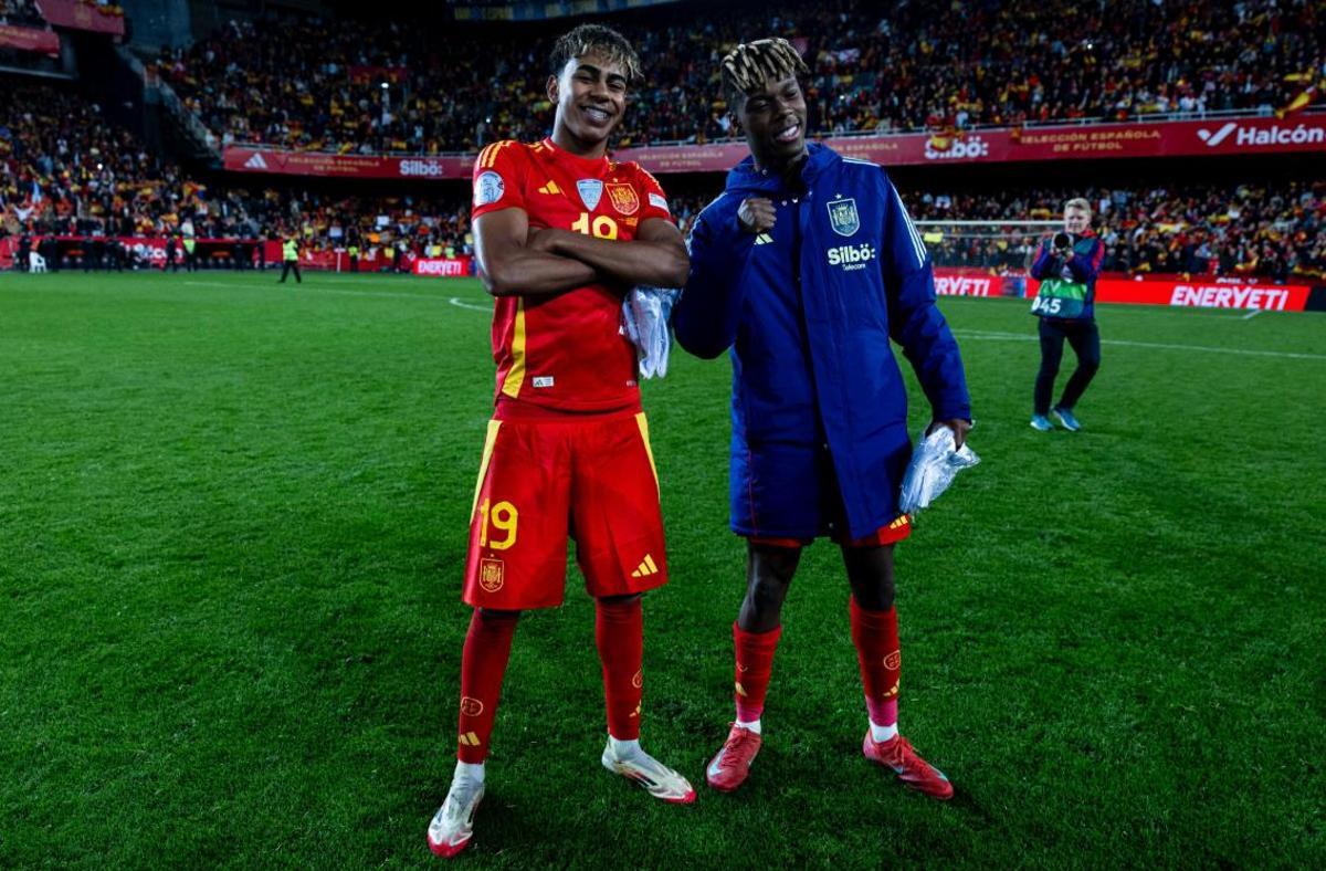 Lamine Yamal y Nico Williams celebran la clasificación de España en Mestalla
