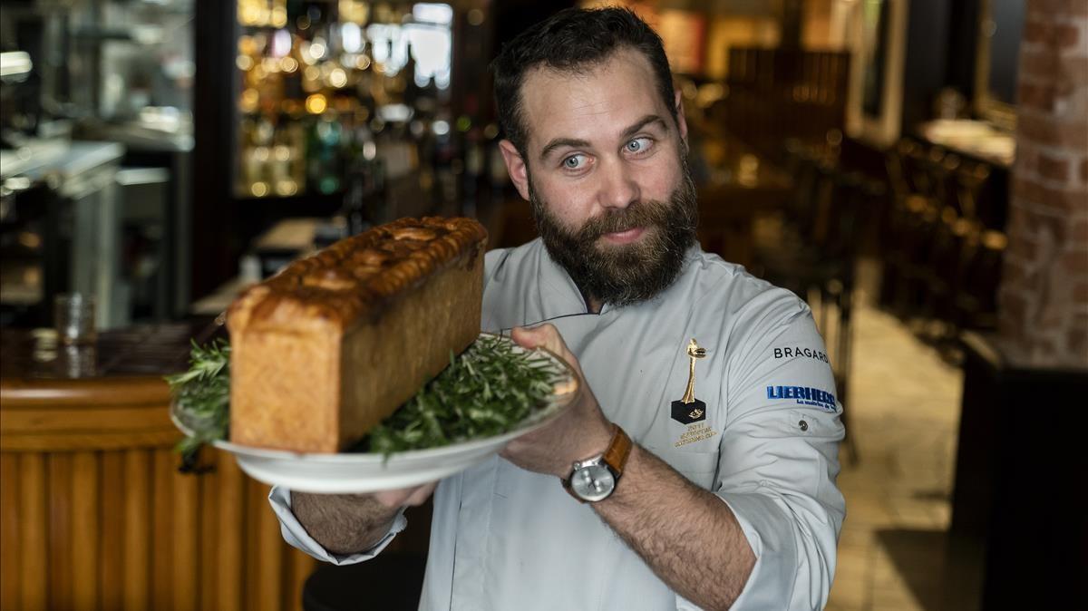 Eric Basset, con el 'pâté en croûte' de Bistrot Bilou.