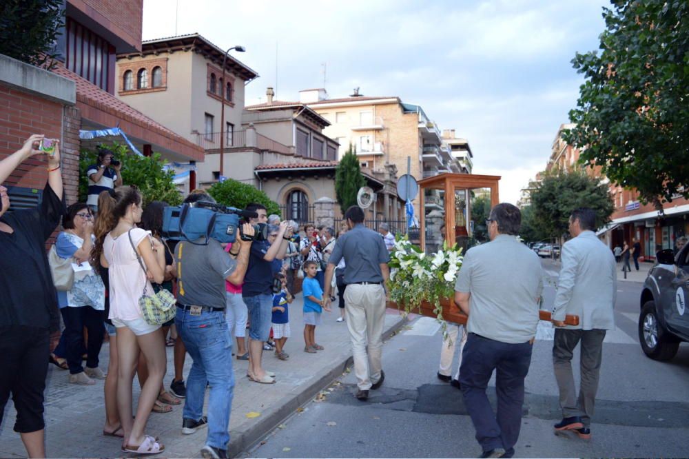 A les 7 de la tarda va arribar a l'església de les Germanes Sagramentàries, al carrer Gran Via, on l'esperaven desenes de persones i l'església plena de gom a gom per a celebrar l'inici de la Novena.