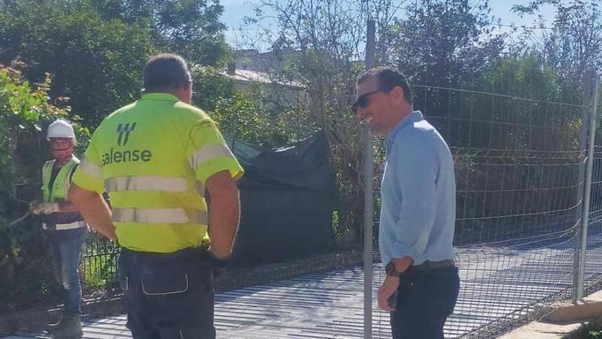 Eloy Alonso comprueba el avance de la nueva cubierta sobre el río Ferrota en El Pontón