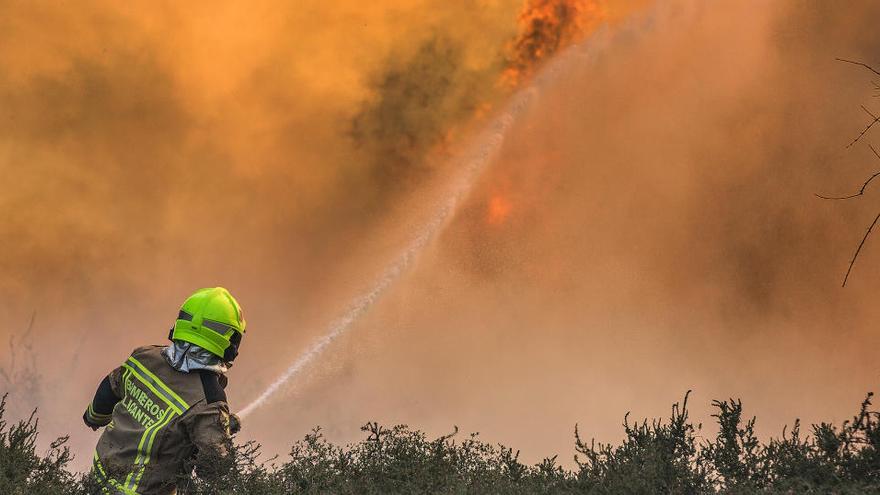 Bomberos del SPEIS y del Consorcio Provincial apoyados por dos medios aereos trabajan en la extinción de un incendio de matorral y cañizo en la zona de Orgegia