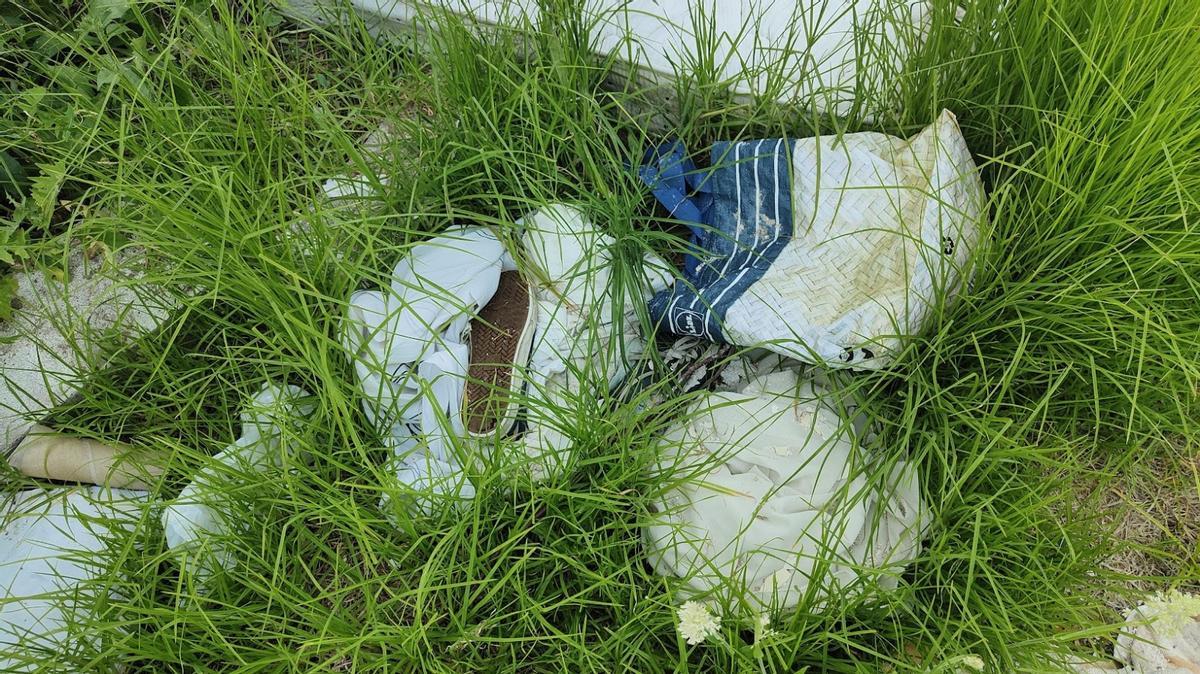 Restos de basura y obra en Playa América a los pies de un hotel Restos de basura y obra en Playa América a los pies de un hotel