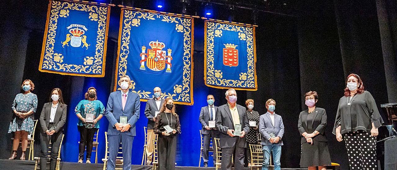 Galardonados, ante la consejera de Educación en el Teatro de San Bartolomé.