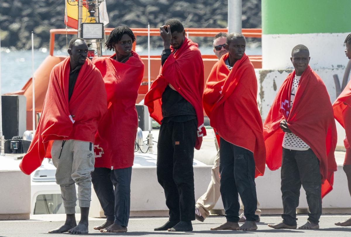 Salvamento Marítimo traslada a 37 migrantes a Puerto Naos, en Arrecife (Lanzarote)