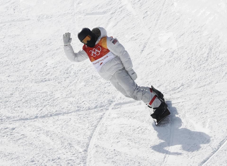 El estadounidense Shaun White, durante su calificación para la final de 'halfpipe' de Snowboard