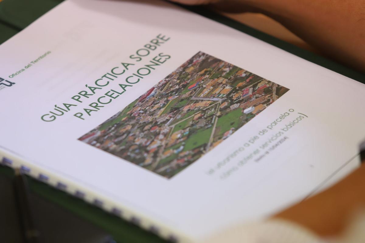 Casa Ciudadana Reunión para presentar la guía de parcelaciones a la comisión de periferia