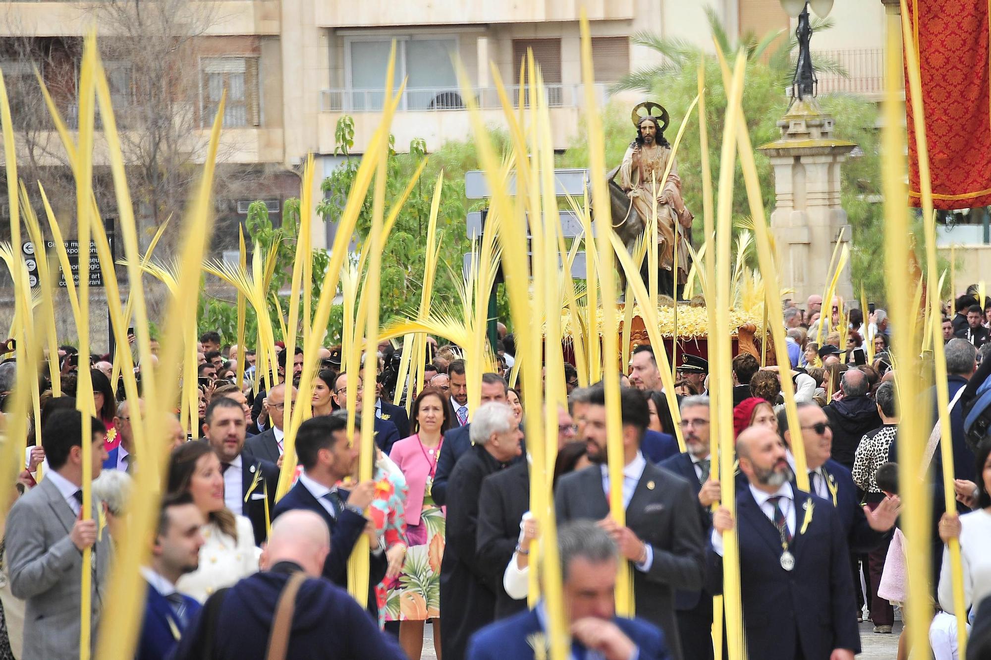 Miles de palmas blancas llenan Elche de tradición