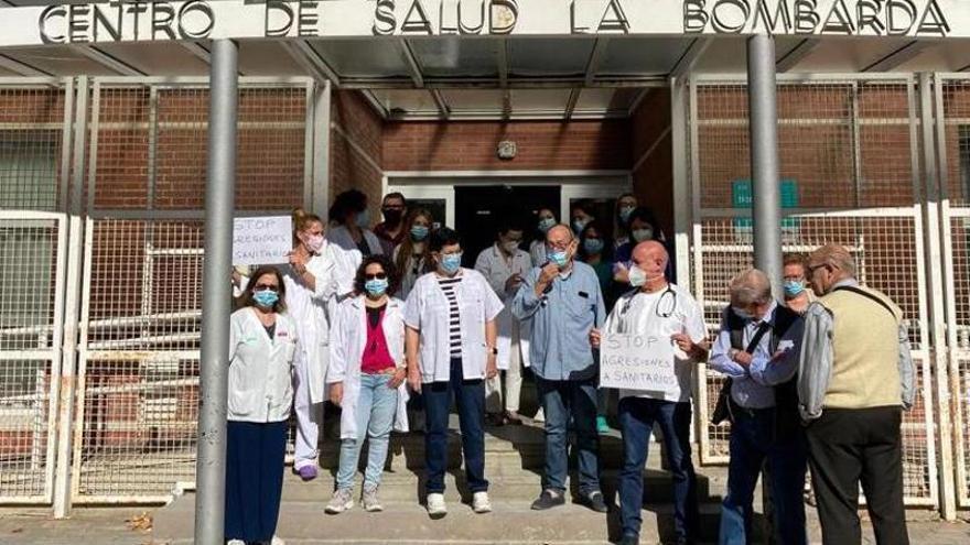 Sanitarios del centro de salud de La Bombarda también se han sumado a la protesta.