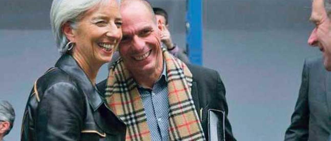 La presidenta del FMI, Christine Lagarde, con el ex ministro Yanis Varoufakis.