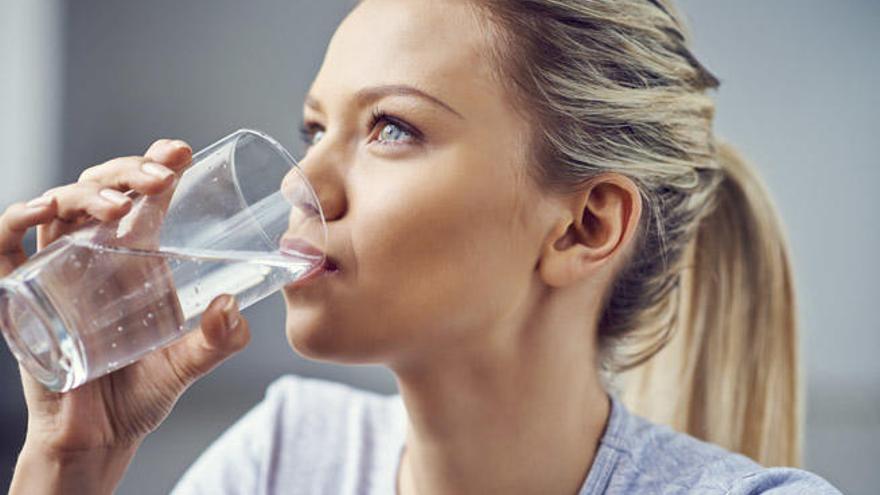Los beneficios de beber agua en ayunas.
