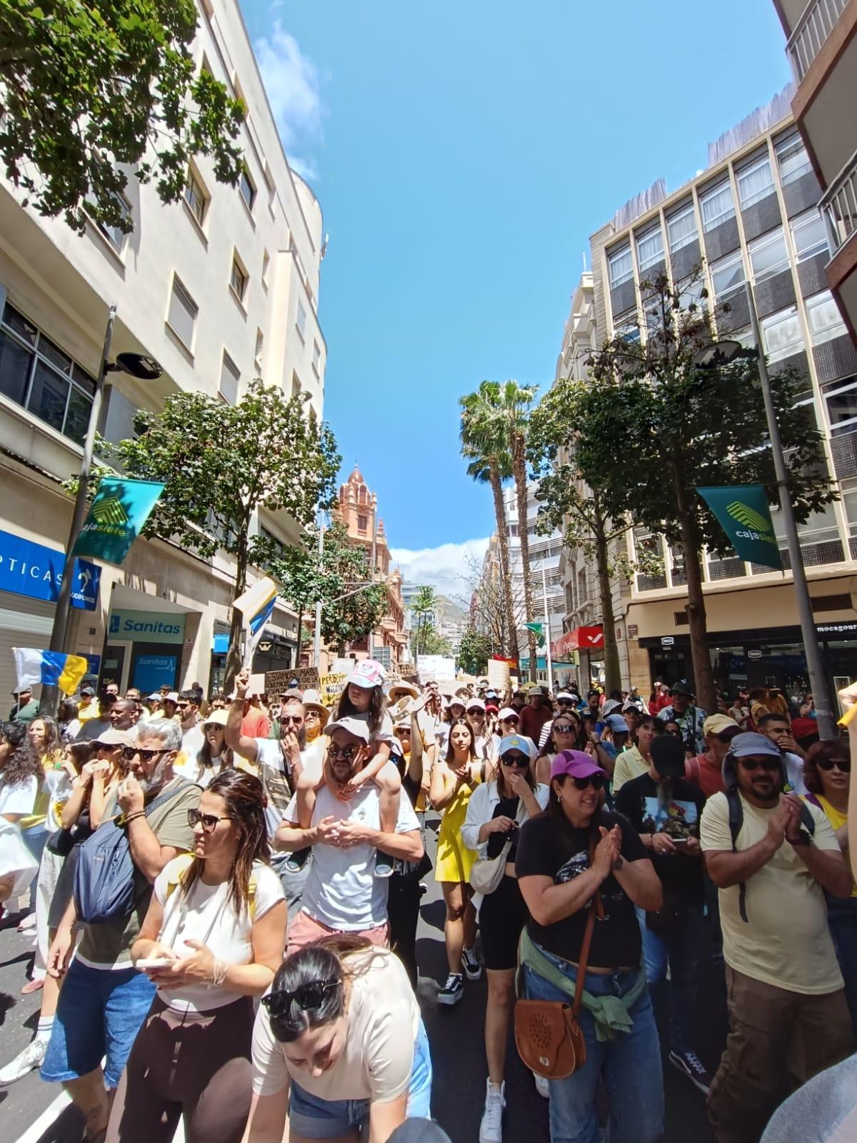 La manifestación del 18M en Tenerife recorre la calle del Pilar