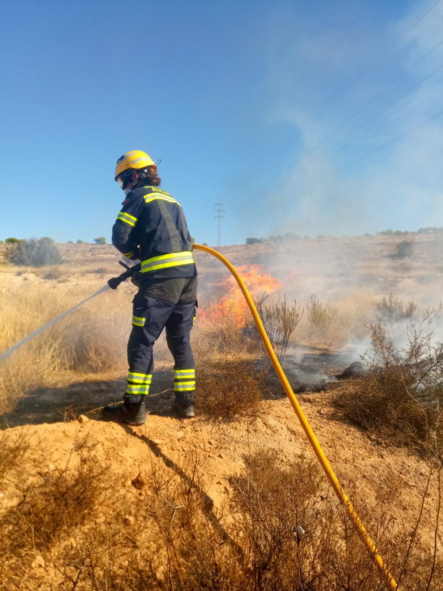 Los Bomberos extinguen un incendio en la sierra de Fontcalent