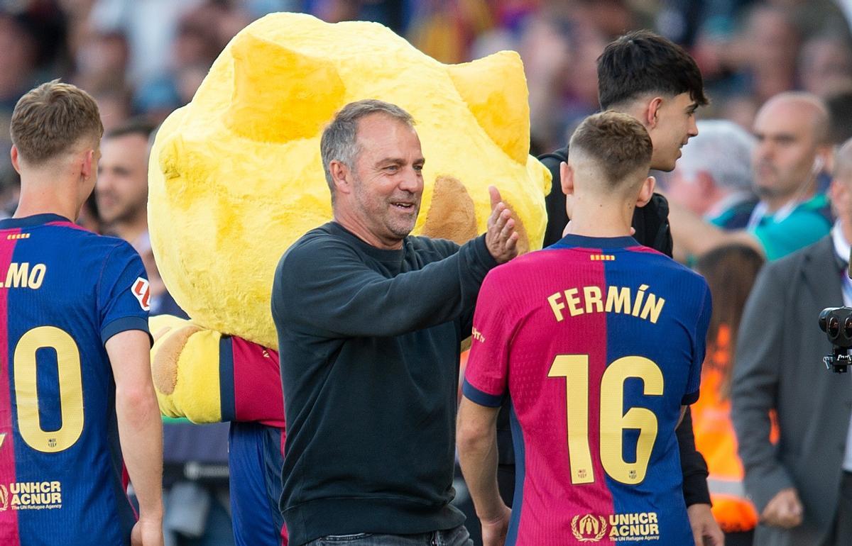 Flick felicita a Fermín tras el 4-3 del Barça sobre el Madrid en Montjuïc que le acerca a la Liga.