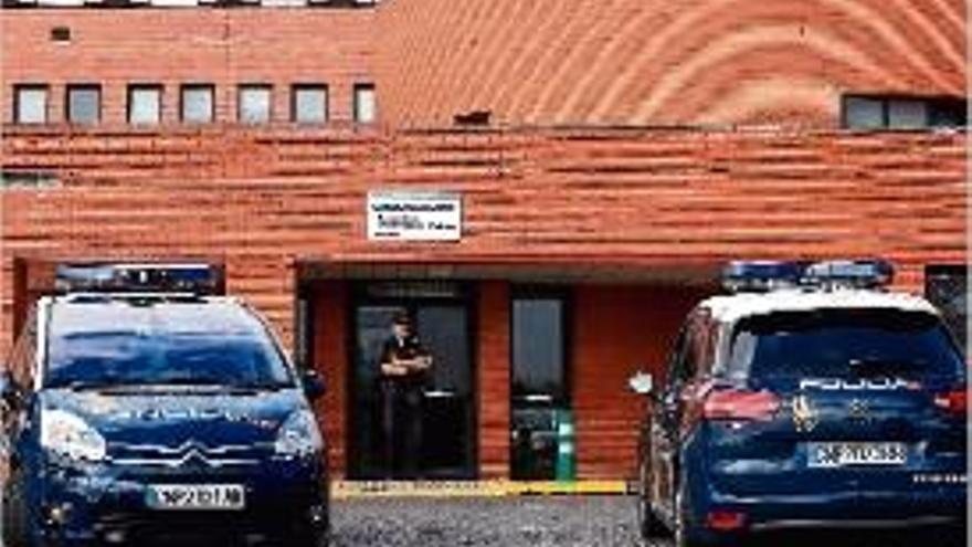 La policia custodia l&#039;Institut Anatòmic Forense de Ponferrada.