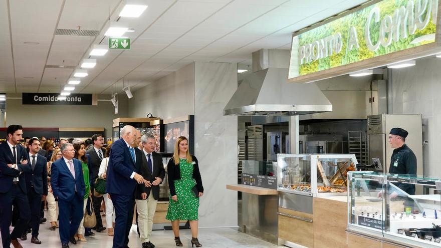 El presidente de Mercadona, Juan Roig, y la vicepresidenta, Hortensia Herrero, han visitado las instalaciones del nuevo supermercado.