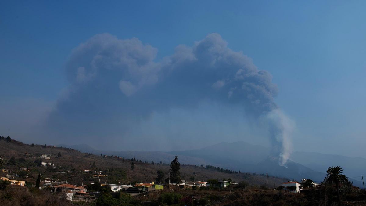 El cambio de viento lleva las cenizas del volcán hacia el aeropuerto de La Palma.