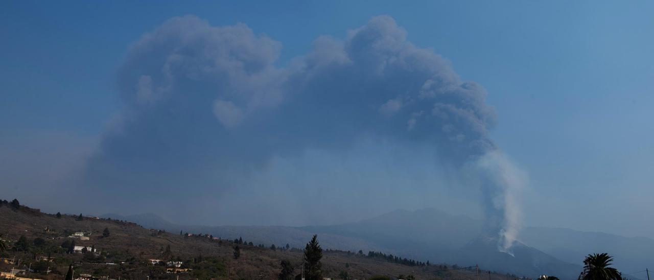 El cambio de viento lleva las cenizas del volcán hacia el aeropuerto de La Palma.