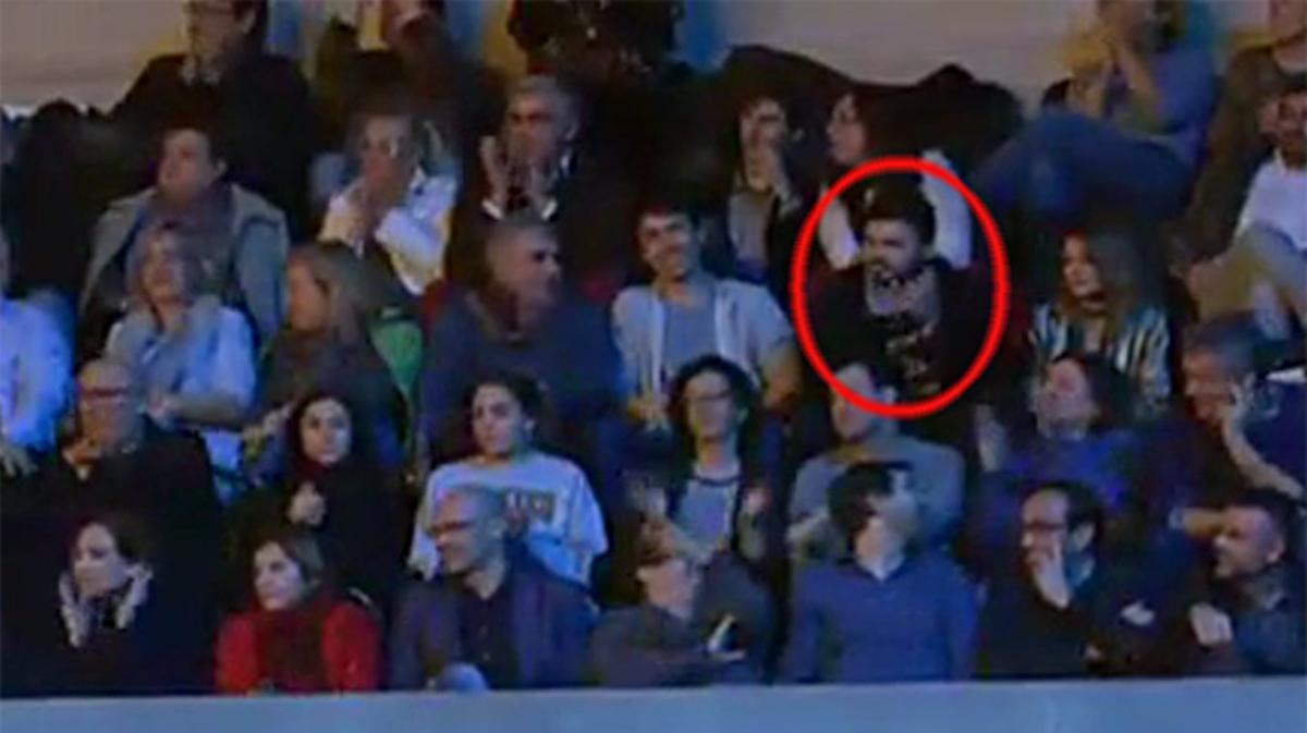 Gabriel Rufián aplaudeix el discurs de Jordi Évole