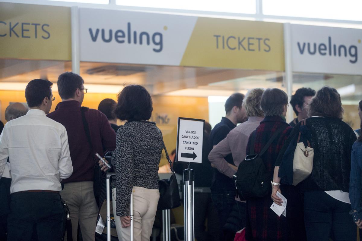 Los 2.250 tripulantes de cabina de pasajeros (TCP) de Vueling están llamados a diversas jornadas de huelga entre este martes y finales de enero, si bien la aerolínea asegura que los paros tendrán una afectación mínima, pues espera operar hoy el 90 % de vuelos programados tras cancelar 54 de forma preventiva. EFE/Quique García