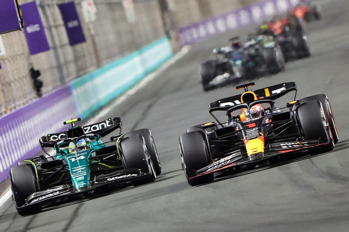 Fernando Alonso, piloto de Aston Martin, emparejado con Max Verstappen, de Red Bull.