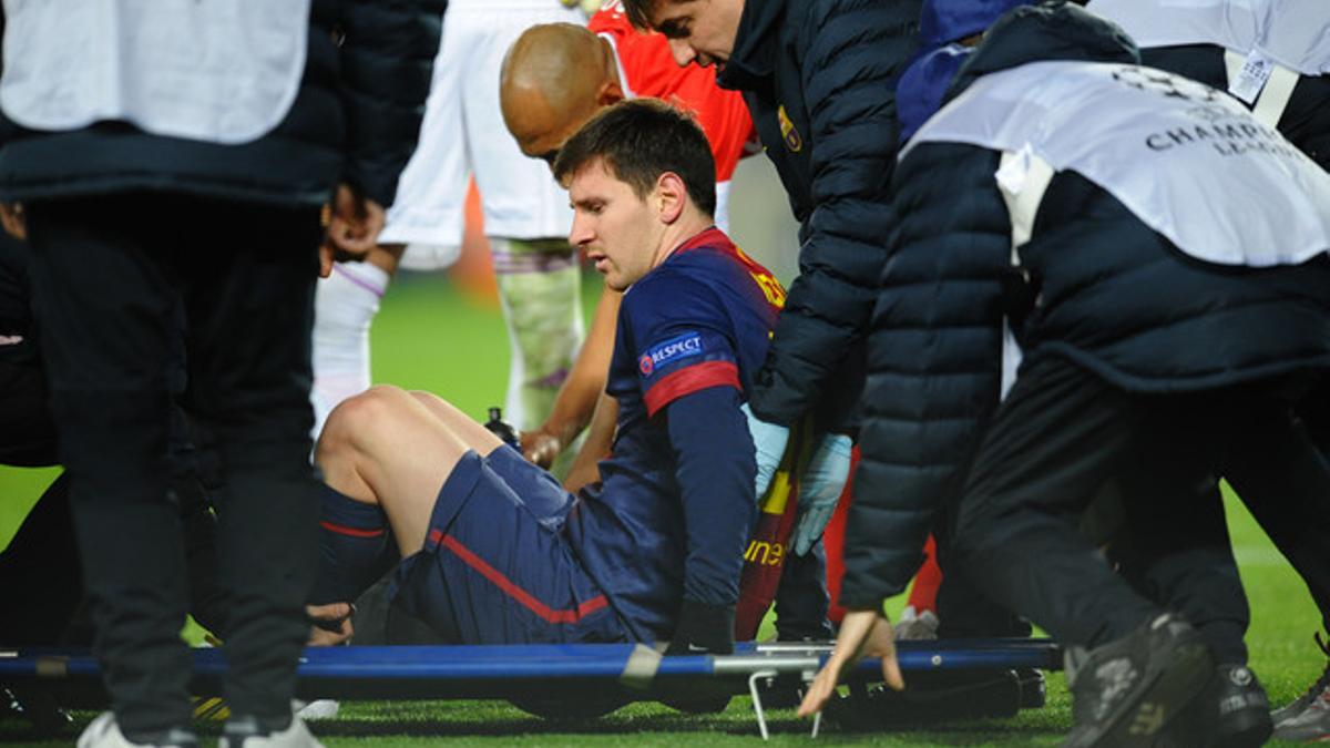 Messi, en la camilla en el Camp Nou.