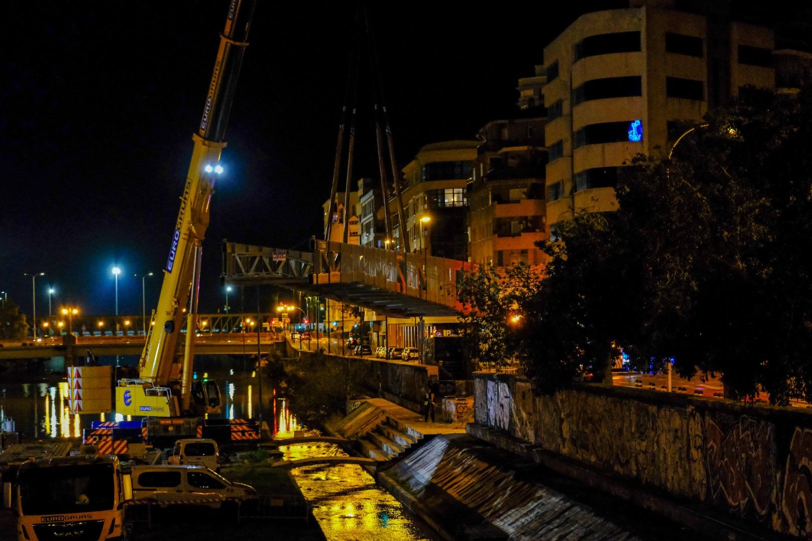 Así ha llegado el nuevo puente del CAC a Málaga