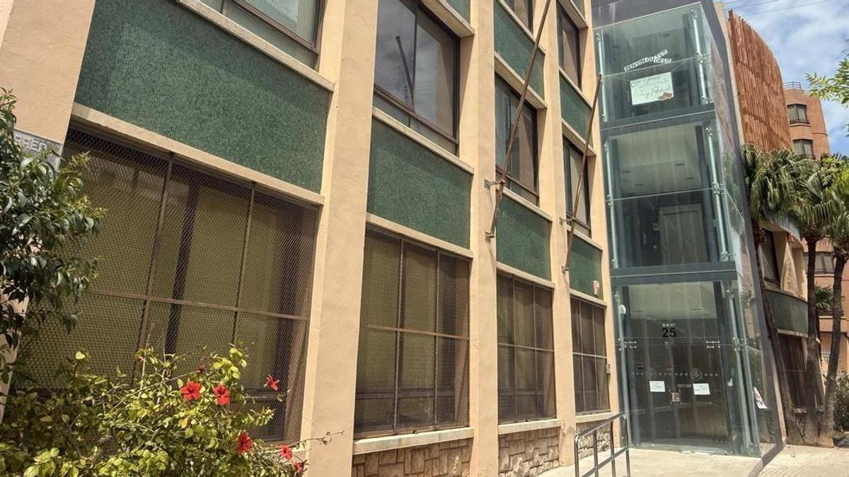 Imagen del edificio de la antigua biblioteca de Solades en la que se habilitará el cenbtro de salud Torrehermosa.