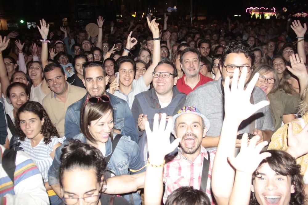 Rozalén llenó la Plaza de España con un concierto inclusivo con intérprete de signos y mochilas vibratorias