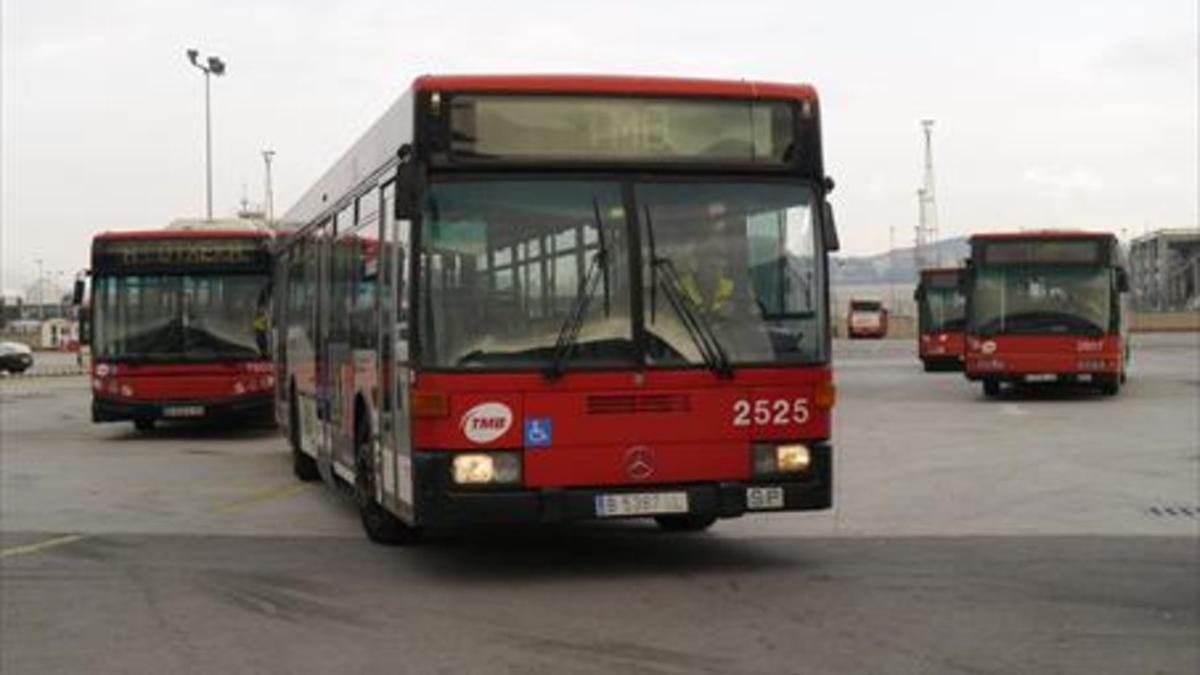 Salida de autobuses en una cochera de TMB para iniciar el servicio.