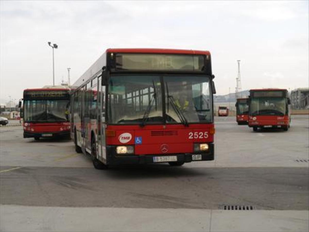 Salida de autobuses en una cochera de TMB para iniciar el servicio.